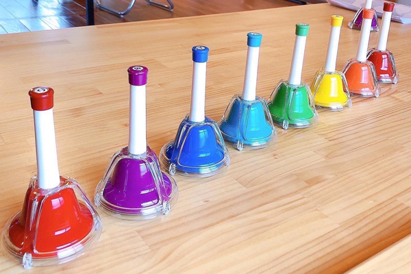 ベルなどの他の楽器も使い、お子様が楽しみながらピアノに取り組めます